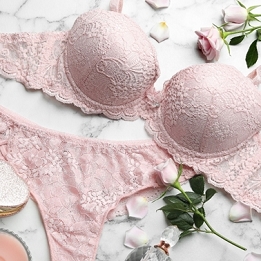 ブラジャーの臭い取り方法3選！原因から予防対策まで解説