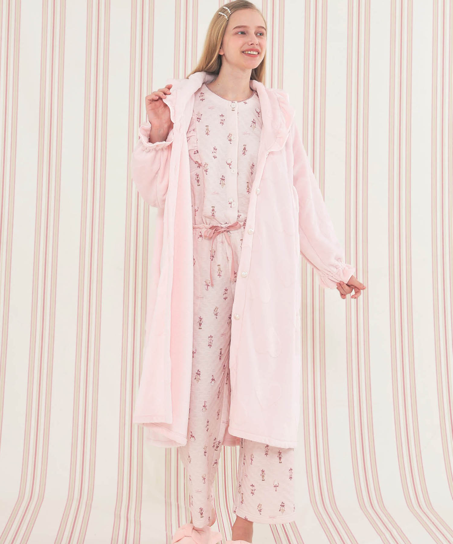 シャイニースノーエンボスハートフリルガウン_パジャマ&ルームウェア-トップス-カーディガン・ガウン_ピンク_2